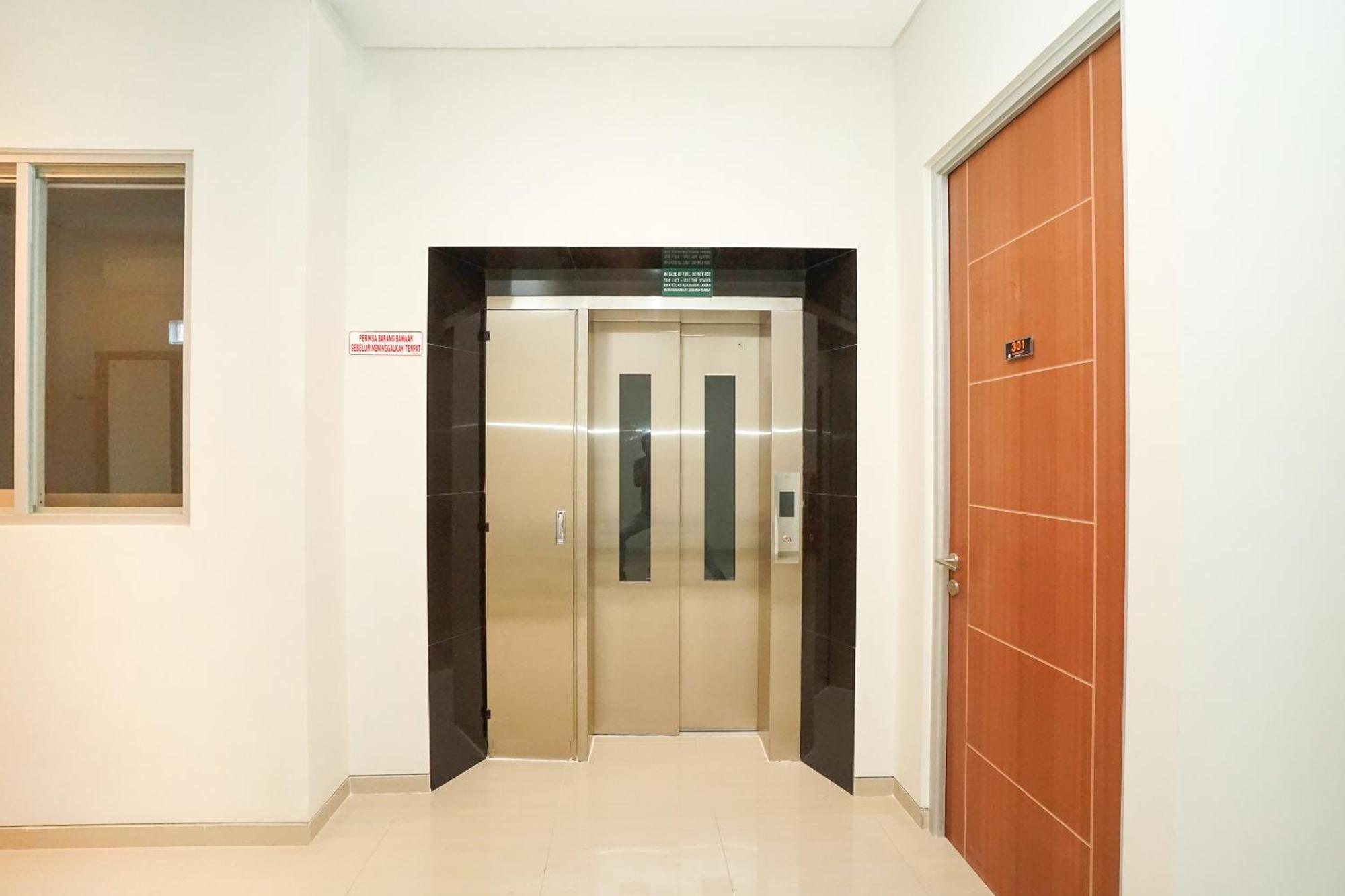 Super Oyo Capital O 614 Graha 8 Syariah Hotel Surabaya Exterior foto