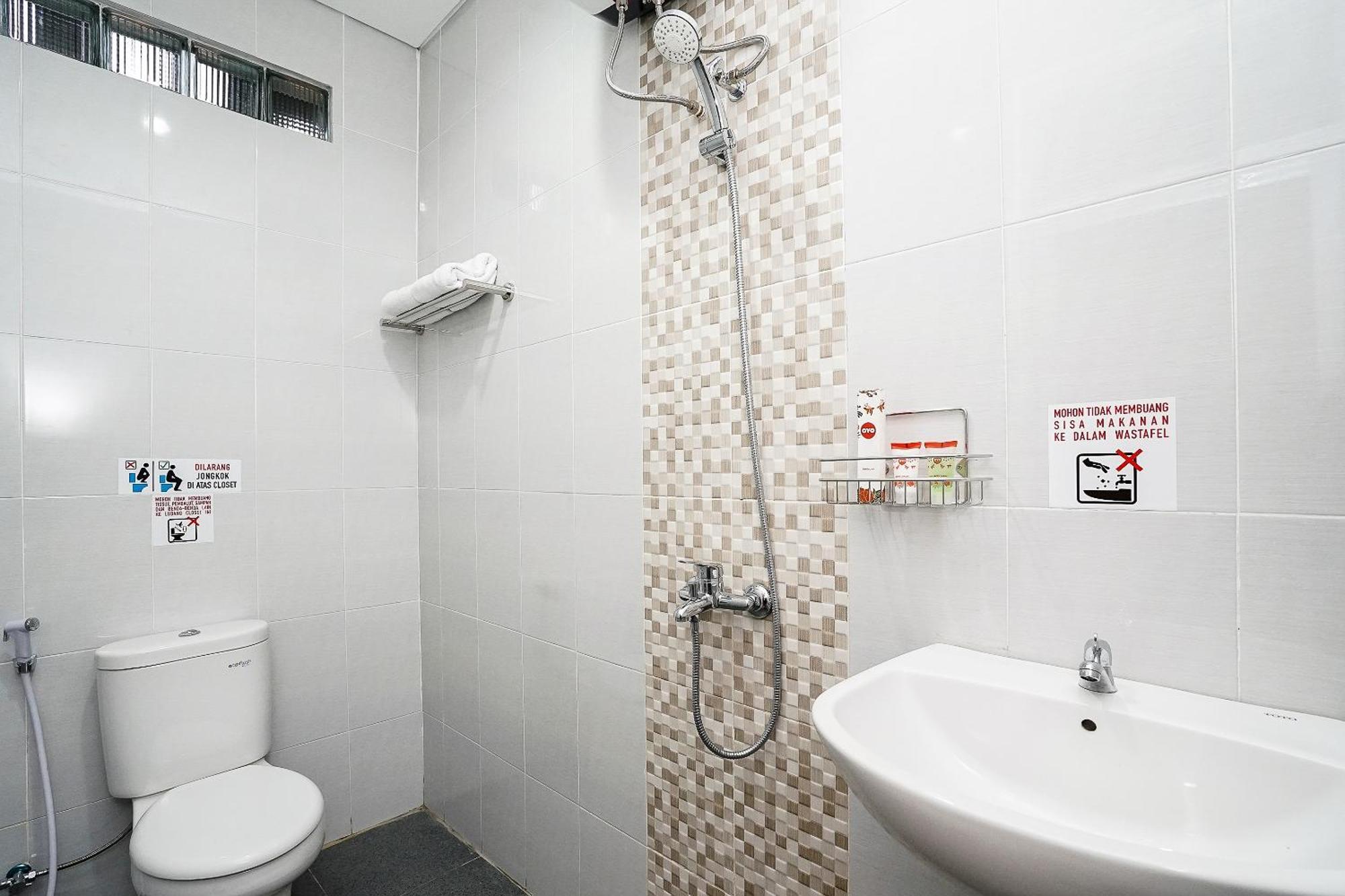 Super Oyo Capital O 614 Graha 8 Syariah Hotel Surabaya Exterior foto