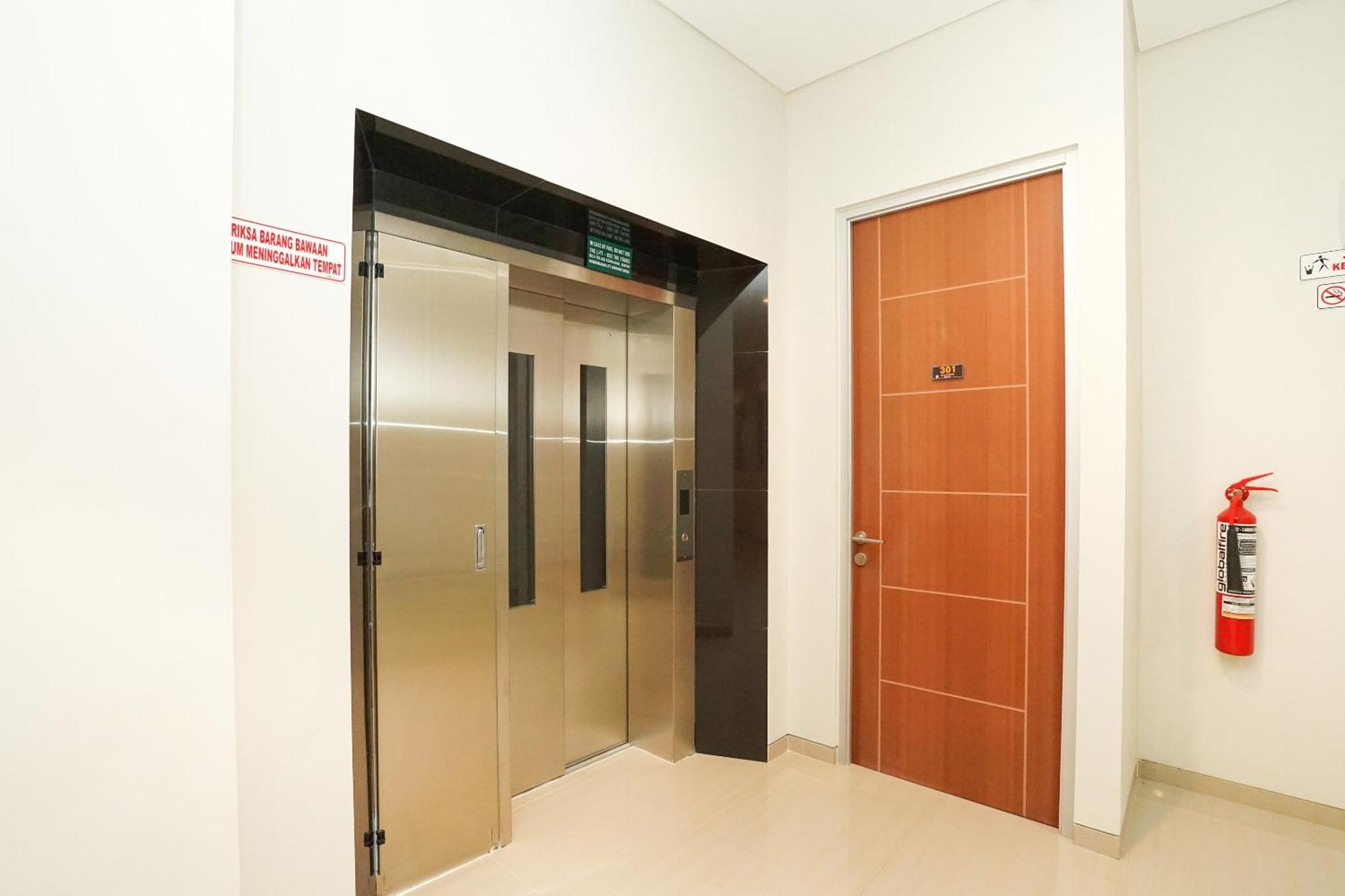 Super Oyo Capital O 614 Graha 8 Syariah Hotel Surabaya Exterior foto
